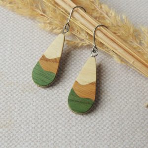 boucles d'oreilles en bois de trois couleurs et de forme de petite goutte
