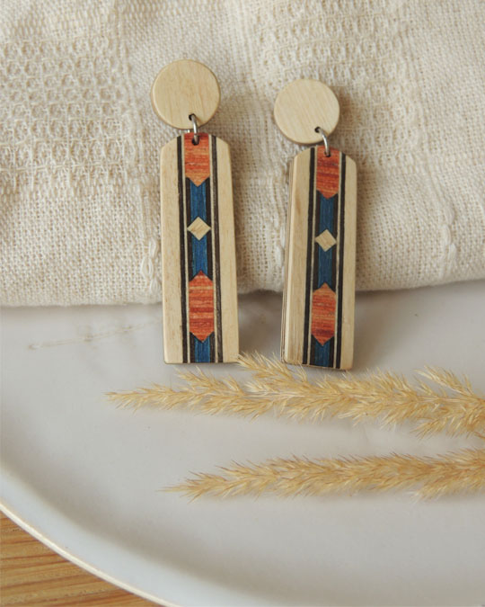 boucle d'oreille bois longue et coloré