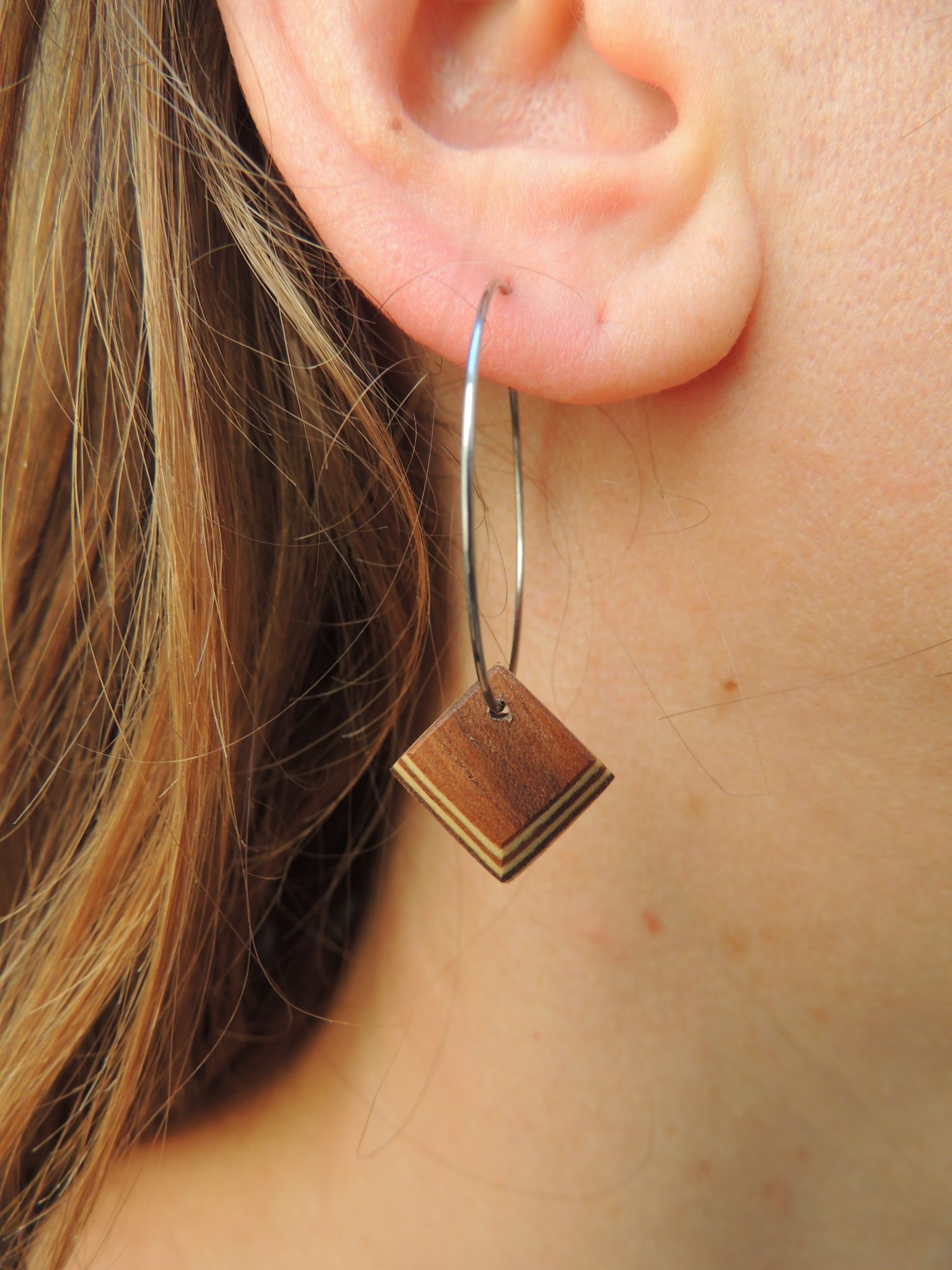 Boucles d'oreilles Ondes en bois de Noyer